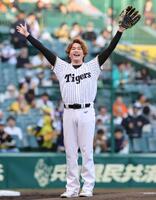 ファーストピッチを終え、笑顔で手を振る佐藤隆紀（撮影・山口登）