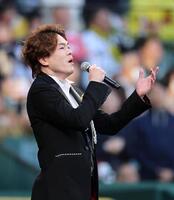 国歌を独唱する佐藤隆紀（撮影・山口登）