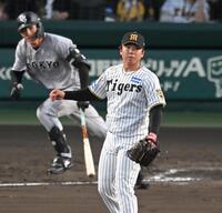 ２回、平山に先制打を許す村上（撮影・飯室逸平）