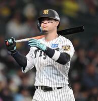 ５回、空振り三振に倒れベンチに戻る佐藤輝（撮影・山口登）