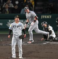 ３回、ダルベックに３ランを打たれる村上（撮影・飯室逸平）