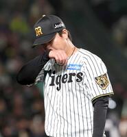 ３回、失点し厳しい表情でベンチに戻る村上（撮影・山口登）