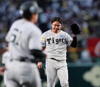２回、増田陸（手前）に死球を当て帽子を脱ぐ村上（撮影・田中太一）