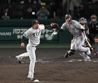 ４回、田中将の打球に反応する村上（撮影・飯室逸平）