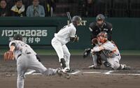 ６回、四球を選ぶ中野（撮影・飯室逸平）