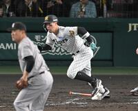 ３回、右前打を放つ佐藤輝（撮影・飯室逸平）