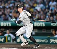 １回、安打を放つ佐藤輝（撮影・田中太一）