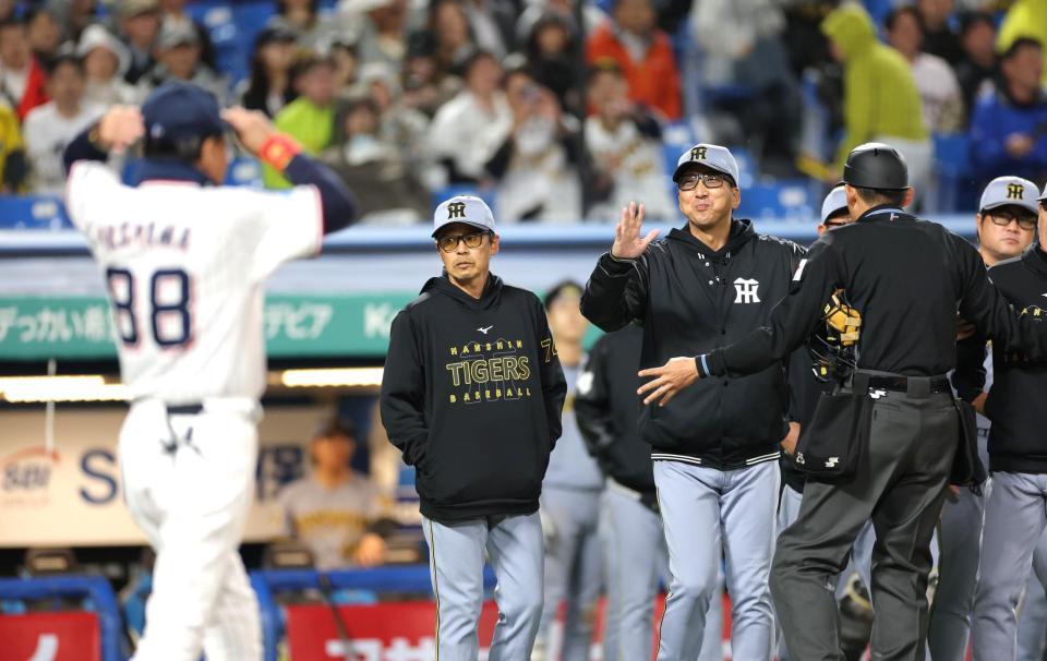 ８回、森下への危険球でベンチを飛び出すも、池山監督（左）に合図する藤川監督（撮影・西岡正）