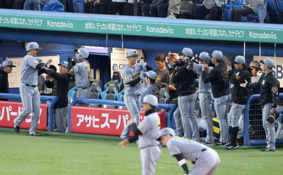 　１回、大山の先制２点二塁打で生還した岡城（中央）、森下（左）を迎える阪神ナイン（撮影・金田祐二）