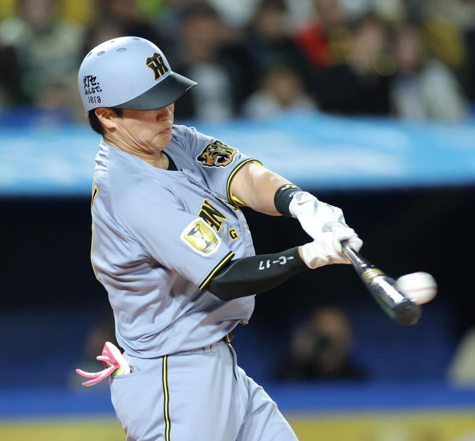 ３回、左前適時打を放つ伏見（撮影・西岡正）