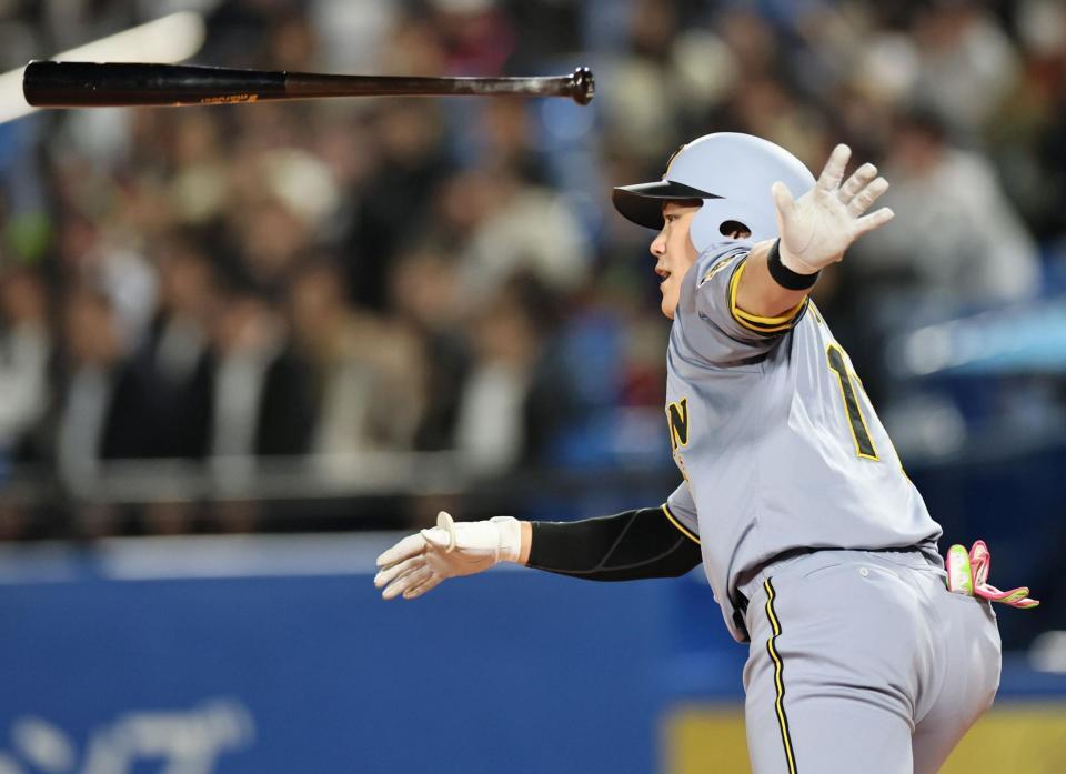 ３回、適時打を放つ伏見（撮影・田中太一）
