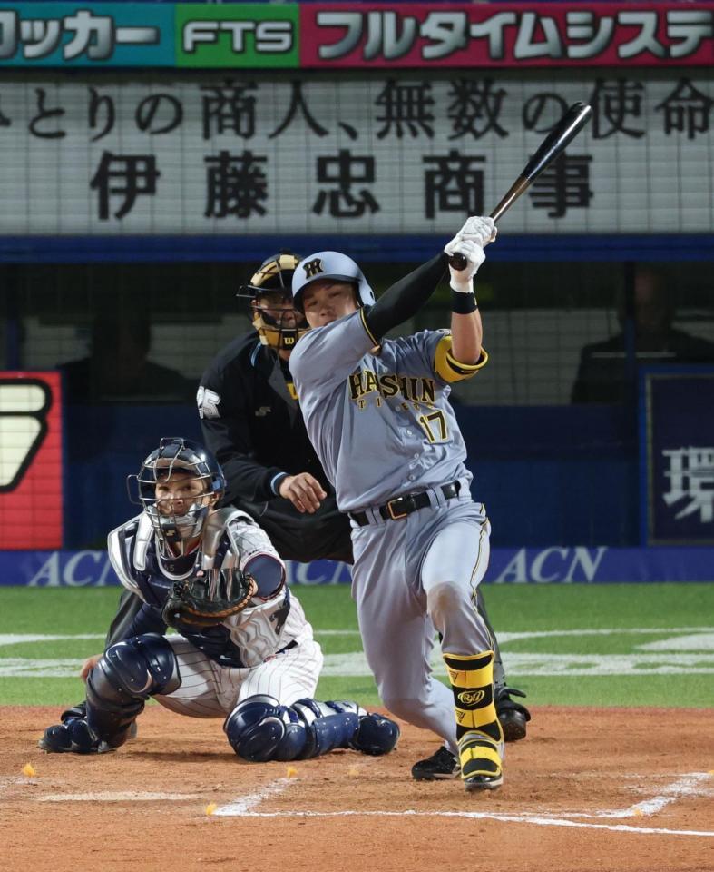 ７回、左前適時二塁打を放つ伏見（撮影・金田祐二）