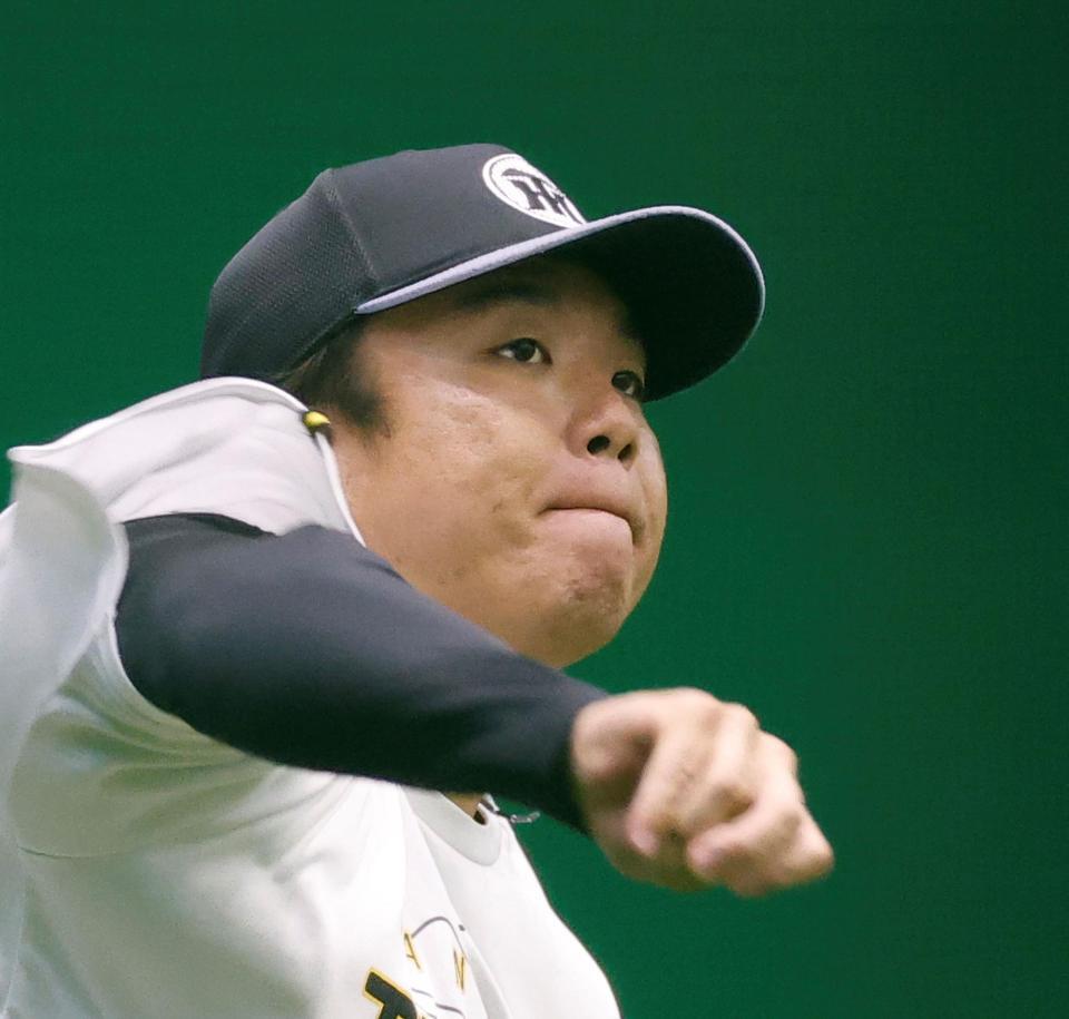 キャッチボールで調整する村上（撮影・西田忠信）