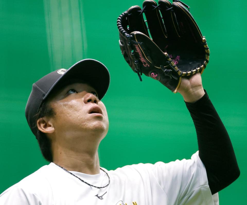 室内で調整する村上（撮影・西田忠信）