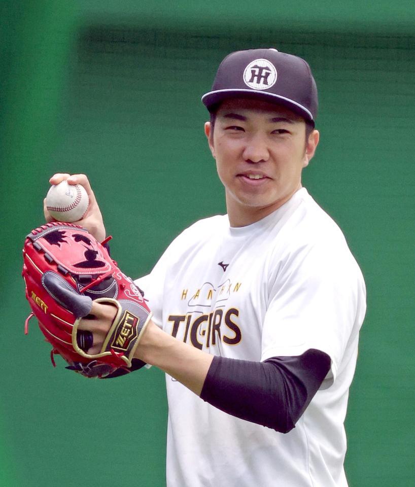 キャッチボールをして笑顔を見せる石井（撮影・立川洋一郎）