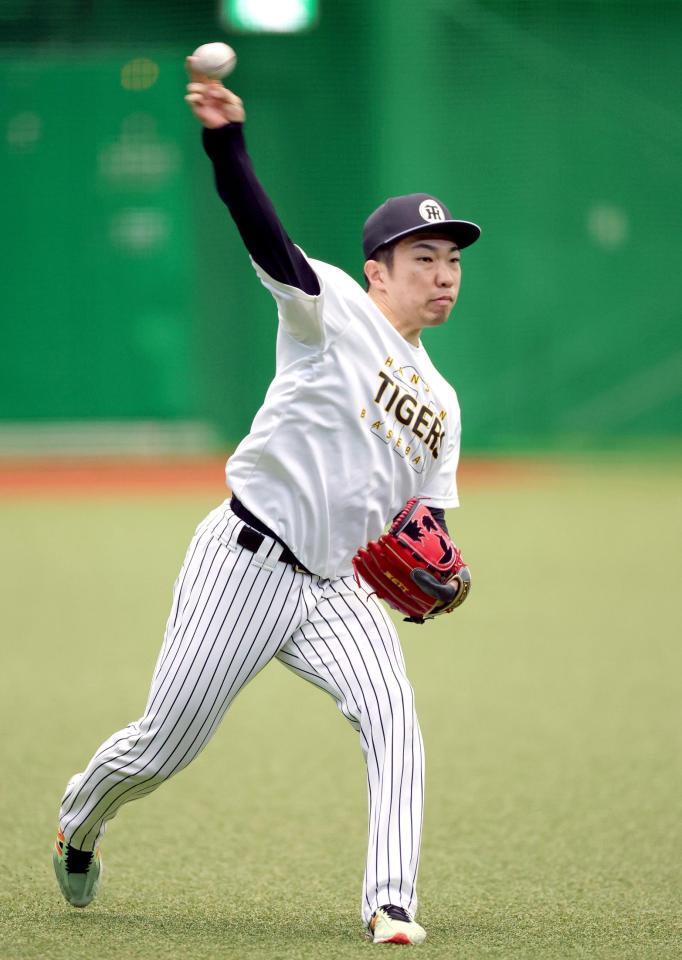 キャッチボールをして調整する石井（撮影・立川洋一郎）