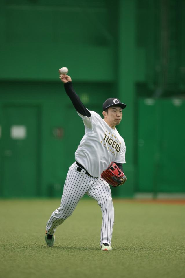 キャッチボールをして調整する石井（撮影・立川洋一郎）