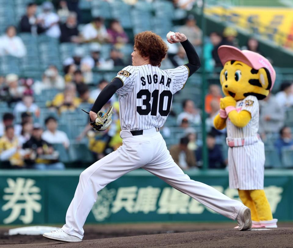 ファーストピッチをする佐藤隆紀（撮影・山口登）