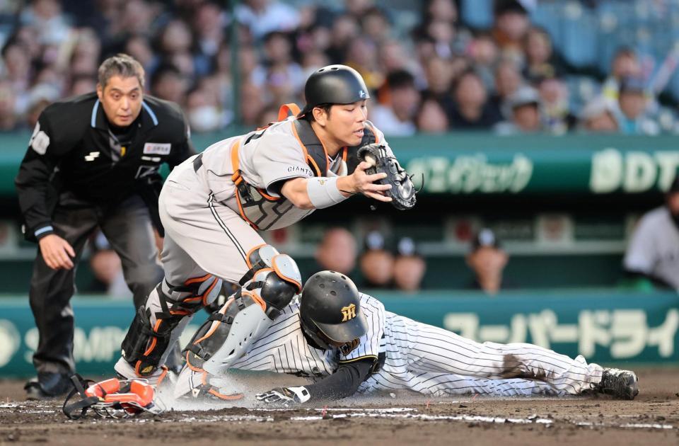１回、福島は大山の投ゴロで本塁を狙うもアウトになる（捕手・大城）＝撮影・山口登