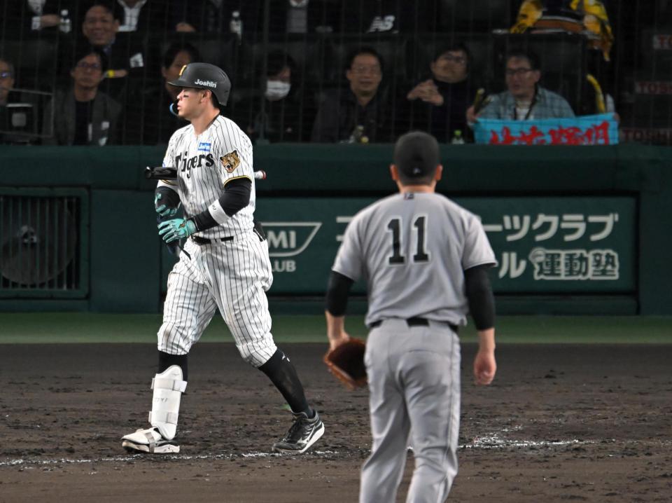 ５回、四球と勘違いし、一塁へ向かおうとする佐藤輝（撮影・飯室逸平）