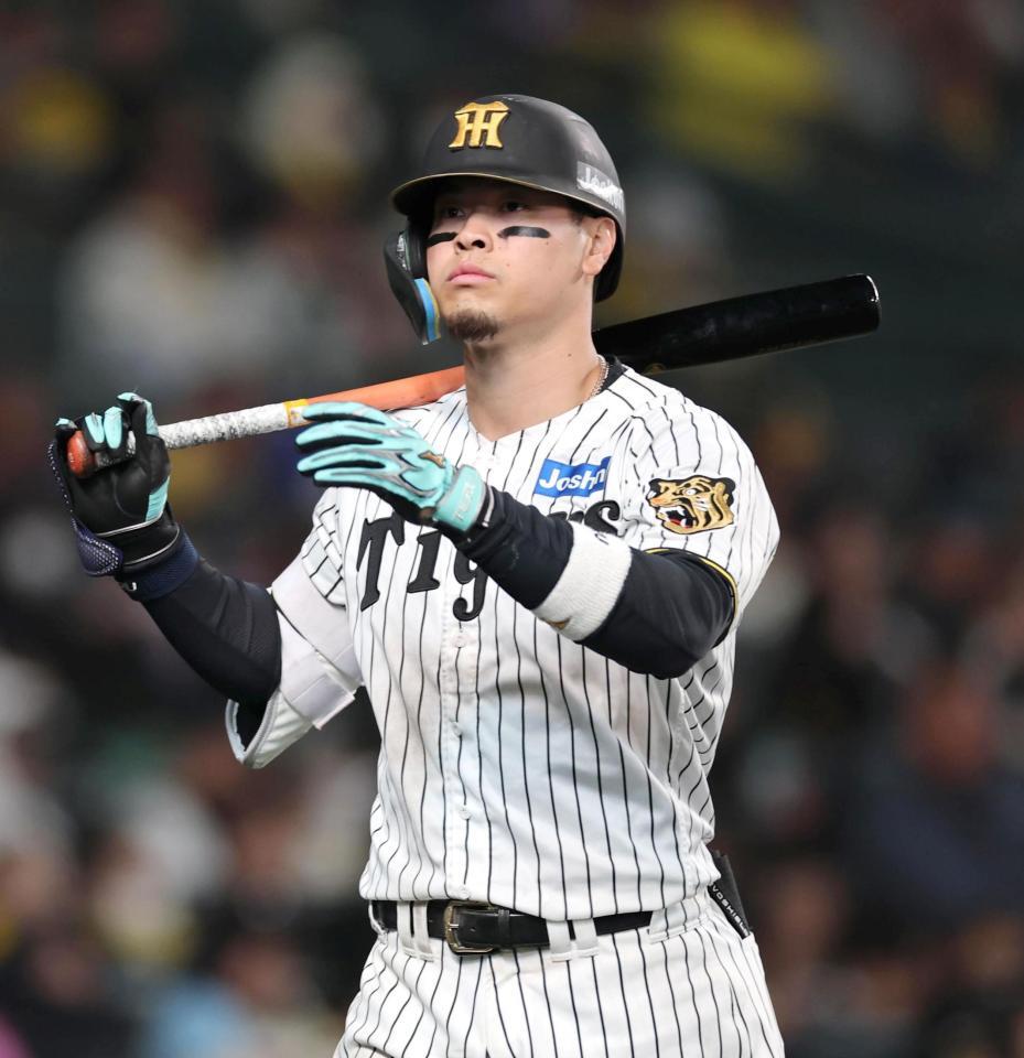 ５回、空振り三振に倒れベンチに戻る佐藤輝（撮影・山口登）