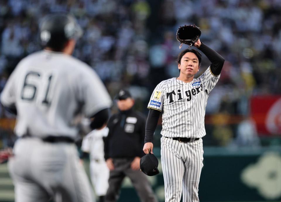 ２回、増田陸（手前）に死球を当て帽子を脱ぐ村上（撮影・田中太一）