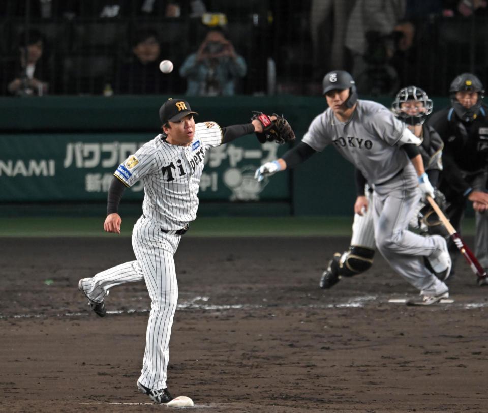 ４回、田中将の打球に反応する村上（撮影・飯室逸平）