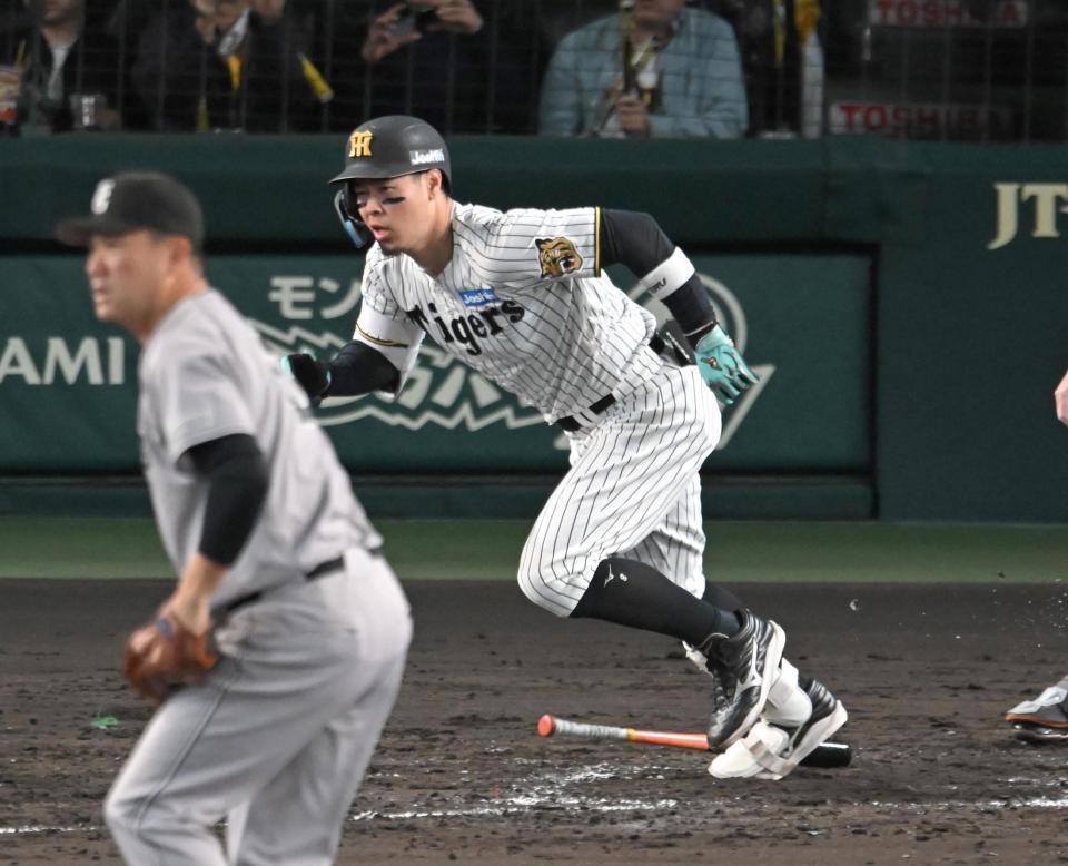 ３回、右前打を放つ佐藤輝（撮影・飯室逸平）