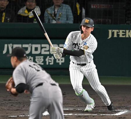 ６回、代打で右前打を放つ高寺（撮影・飯室逸平）