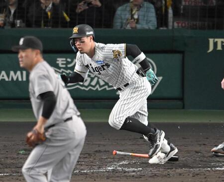 　３回、右前打を放つ佐藤輝