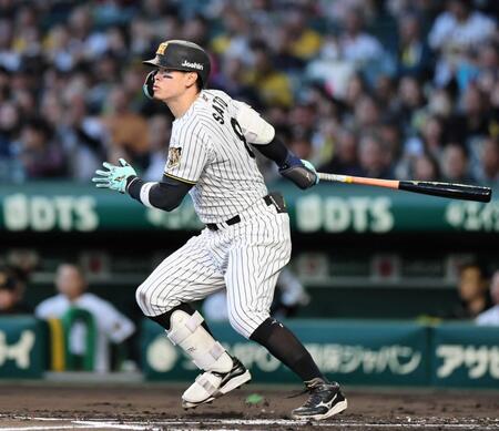 　１回、安打を放つ佐藤輝
