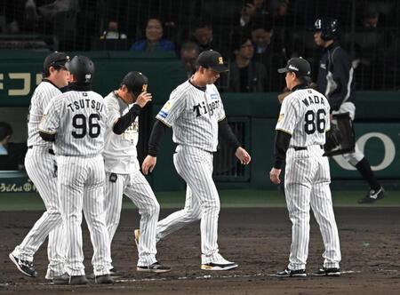 敗戦を見届け、整列に向かう藤川監督（撮影・飯室逸平）