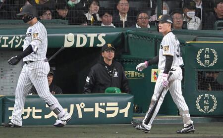 選手交代に向かおうとする藤川監督（撮影・飯室逸平）