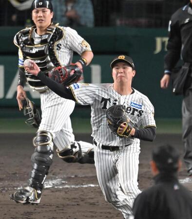 ９回、好フィールディグを見せる津田（撮影・飯室逸平）