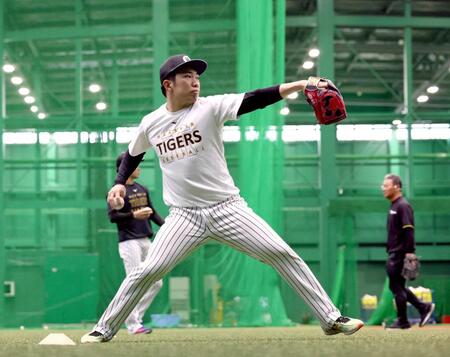 　キャッチボールをして調整する石井（撮影・立川洋一郎）