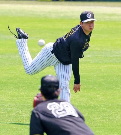高橋（手前）とキャッチボールをする下村（撮影・立川洋一郎）