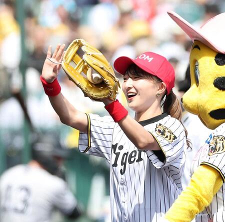 始球式を終えスタンドに手を振る坂本花織（撮影・西田忠信）