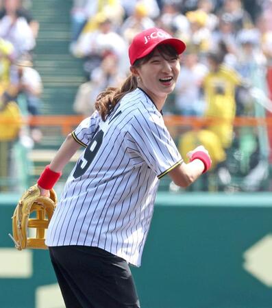 始球式を務め笑顔を見せる坂本花織（撮影・立川洋一郎）