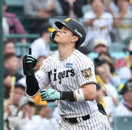 ８回、ソロを放ちダイヤモンドを一周する佐藤輝（撮影・西田忠信）