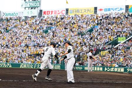 ８回、右越えにソロを放ちベースを回る佐藤輝明（撮影・山口登）