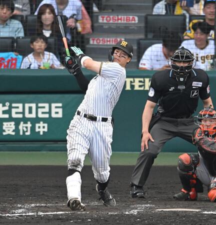 ８回、８号ソロを放つ佐藤輝（撮影・飯室逸平）