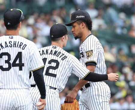 ９回途中、降板するモレッタ（撮影・西田忠信）