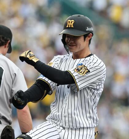 ７回、２点打を放ち塁上で喜ぶ代打の中野（撮影・西田忠信）