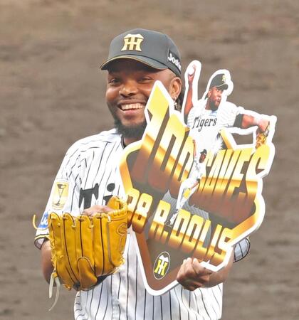 通算１００セーブを挙げて笑顔を見せる阪神・ラファエル・ドリス＝甲子園（撮影・立川洋一郎）