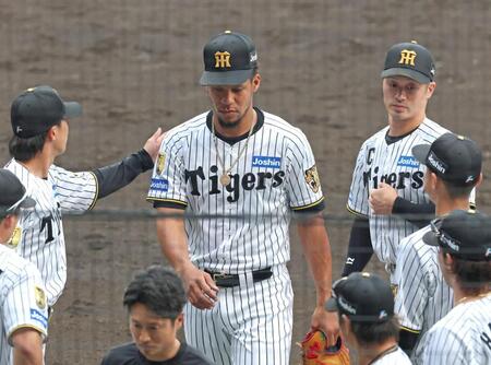 ９回に登板するも４失点し降板するモレッタ（撮影・立川洋一郎）