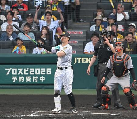 ８回、８号ソロを放つ佐藤輝（撮影・飯室逸平）