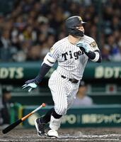 　７回、右前打を放つ佐藤輝