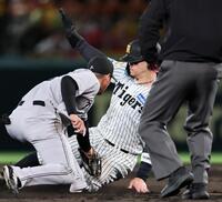 ３回、安打で出塁した佐藤輝は二盗を決める（撮影・田中太一）