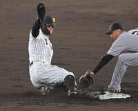 ３回、二盗を決める佐藤輝（撮影・飯室逸平）