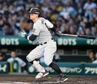 　１回、安打を放つ佐藤輝